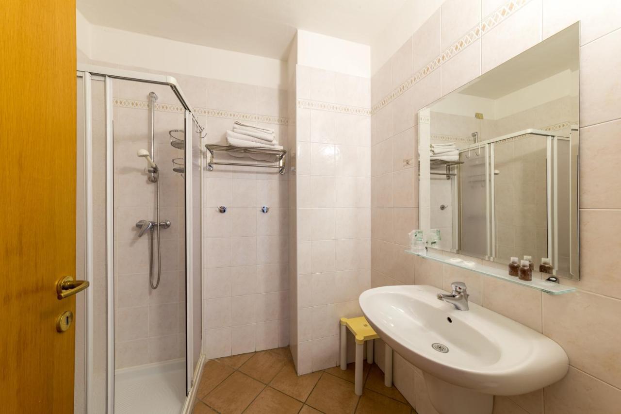 New Garden Hotel Torbole Sul Garda Exterior foto